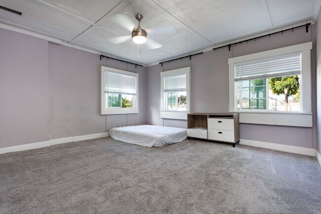 Building Photo - Remodeled Craftsman with Large Yard!