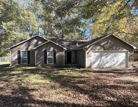 Building Photo - THE PERFECT 3 BEDROOM 2 BATHROOMS RANCH HOME FOR YOUR FAMILY!