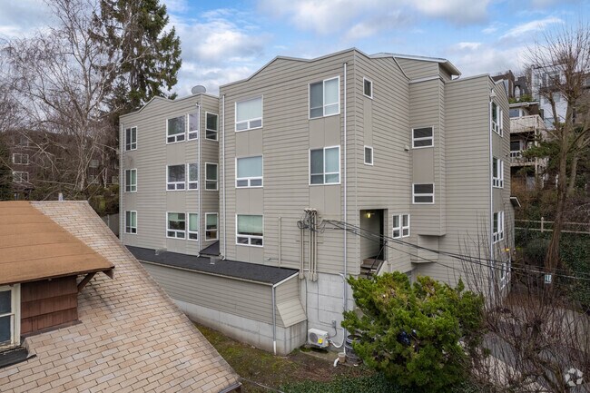 Exterior - Golf View Apartments