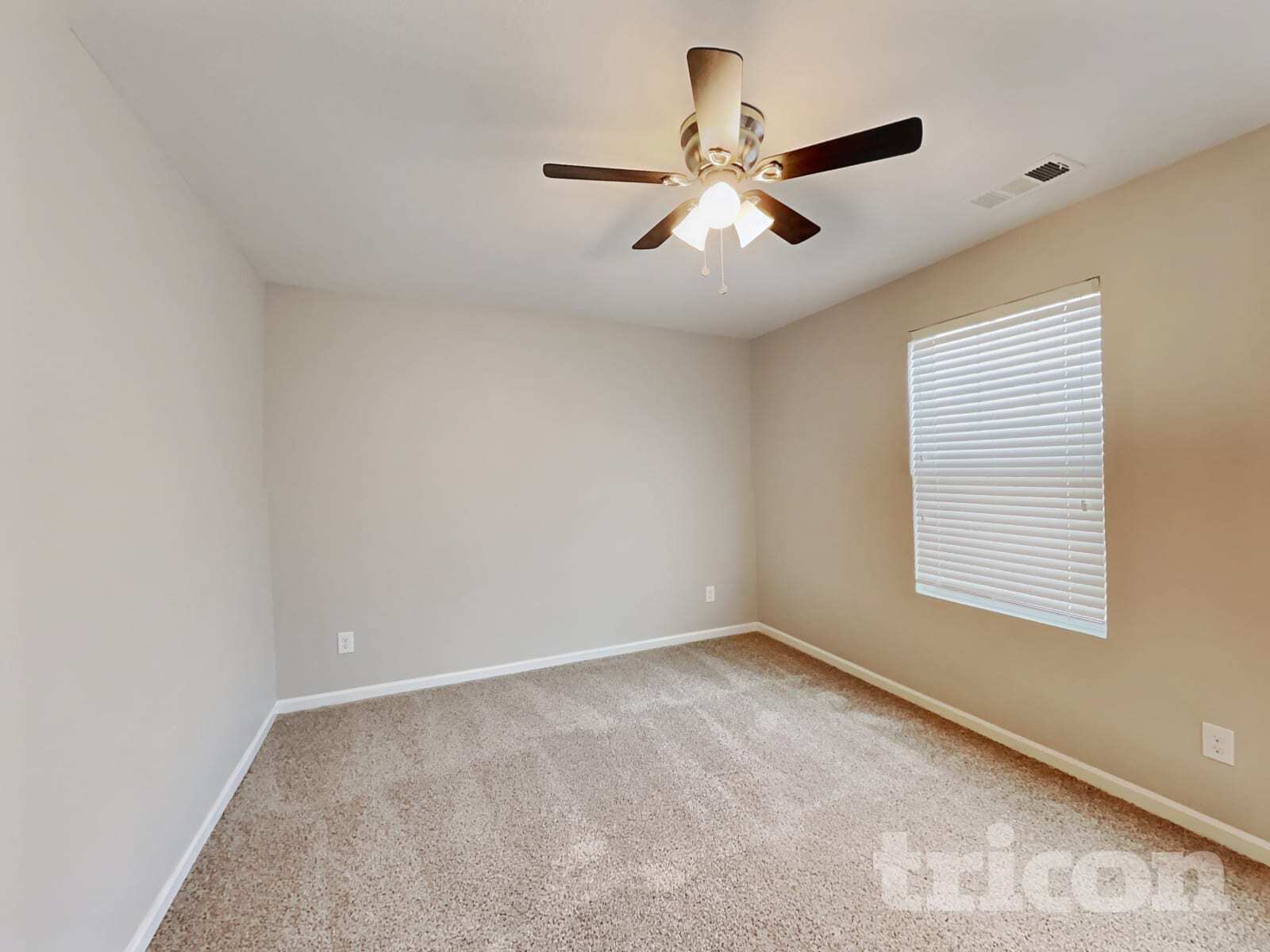 Building Photo - 404 Willow Creek Dr