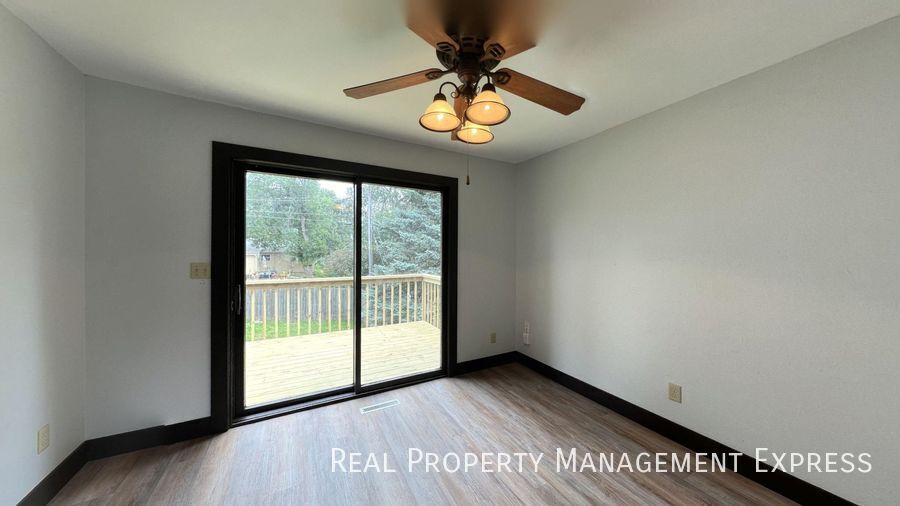 Building Photo - Amazing 3 Bedroom 2.5 Bath duplex with attached garage and fenced yard!