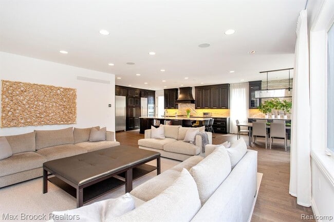 Building Photo - 25925 York Rd