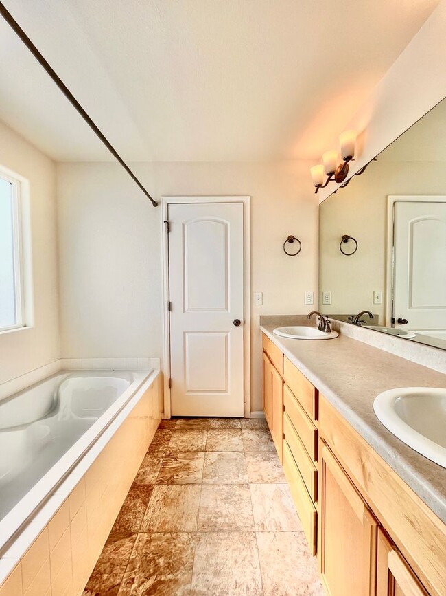 Building Photo - Spacious 3 Bedroom, 2.5 Bathroom Just South of Loveland