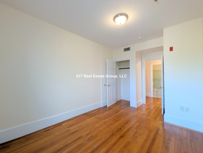 Building Photo - 881 Massachusetts Ave