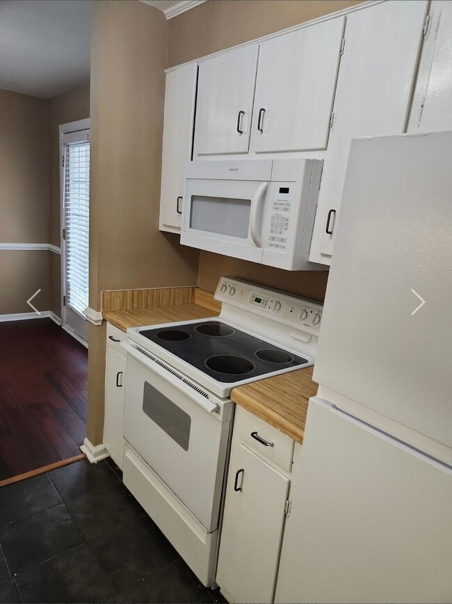 Building Photo - Oaks Townhouses