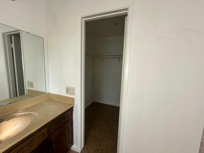 Building Photo - 1711 E Paradise Ave