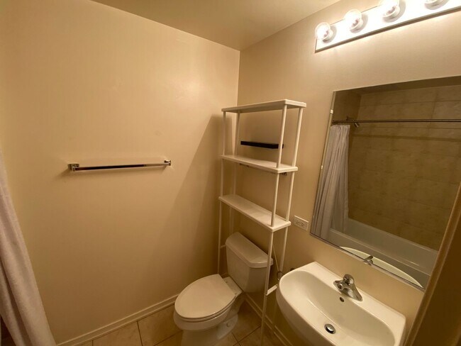 Building Photo - Beautiful Uptown Condo for Rent: 2 bed, 2 ...