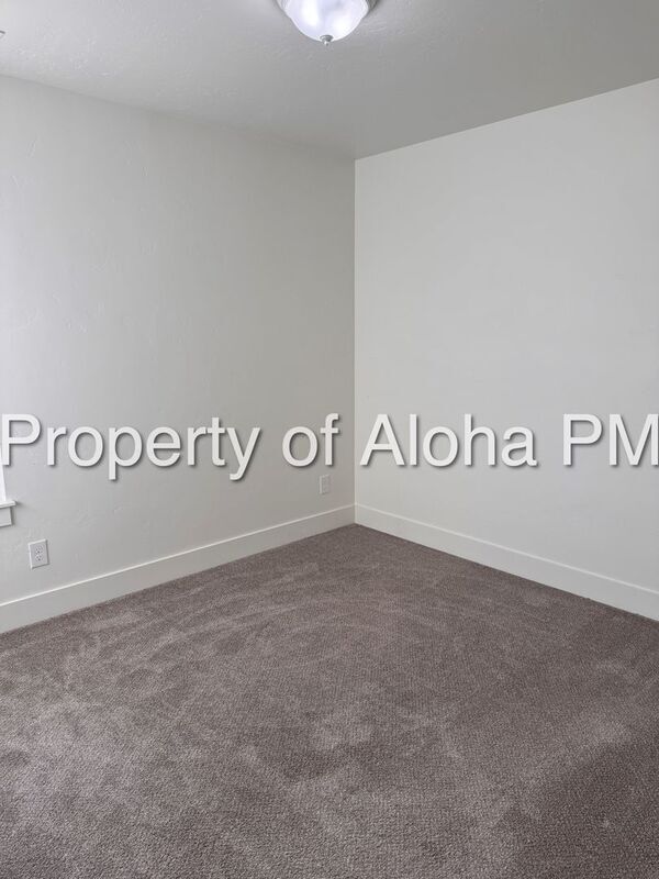 Building Photo - 827 17th Ave S