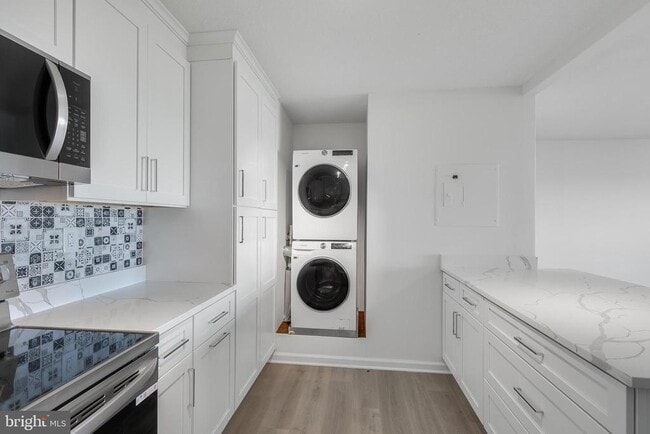 Building Photo - 307 Yoakum Pkwy