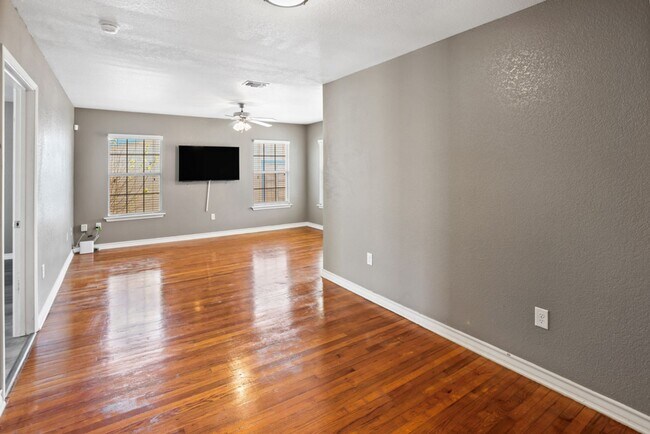 Building Photo - 939 John Page Dr