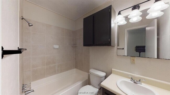 Building Photo - 918 Navarro Dr