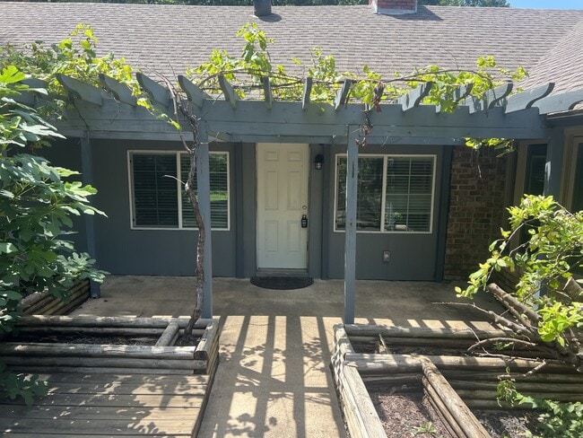 Building Photo - 331 Chickasaw Dr