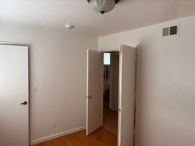 Building Photo - Close to Schools & Shopping