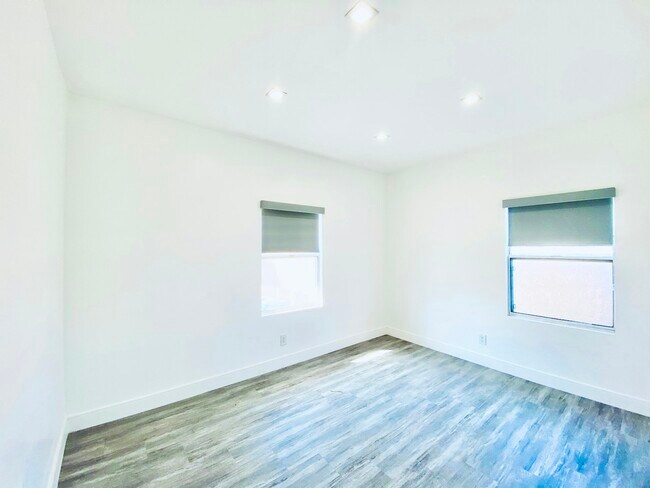 Building Photo - 627 Brittania St