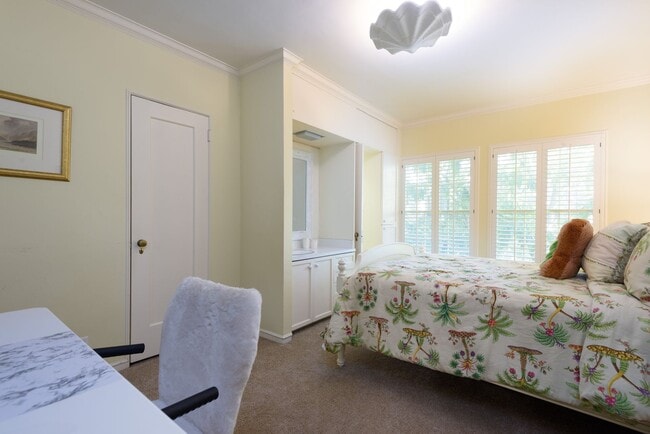 Building Photo - Classic Colonial home in the heart of pres...