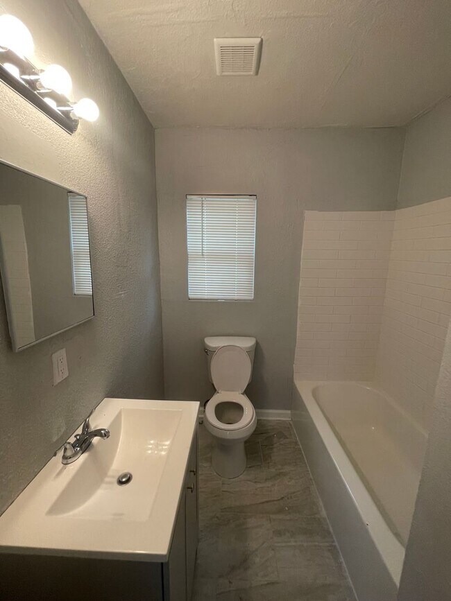 Building Photo - 3/1 Single family home : Available now!