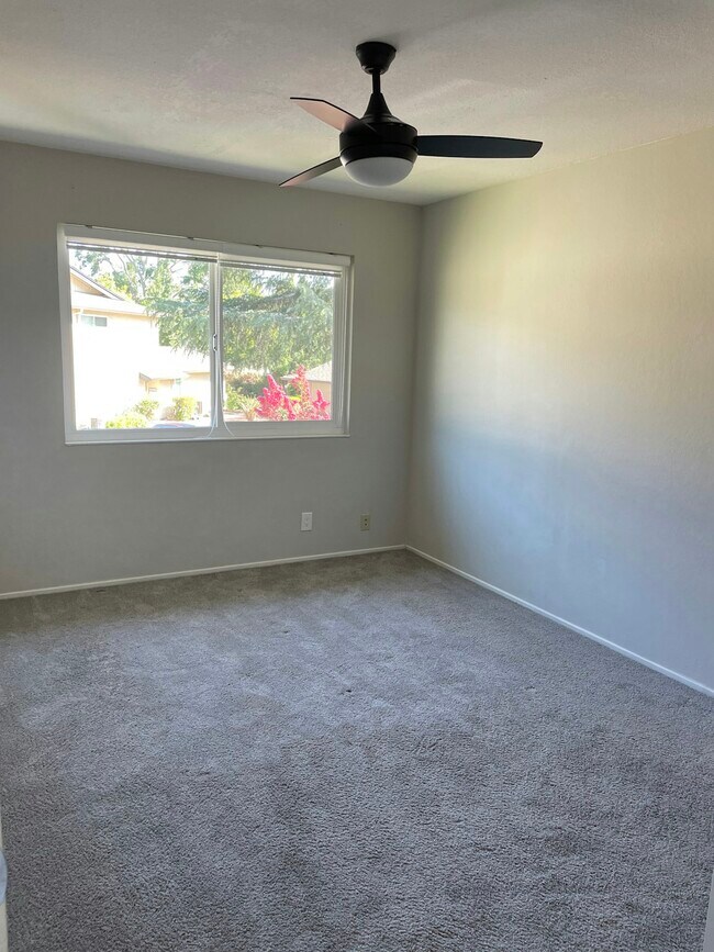 Building Photo - 1061 Mohr Ln