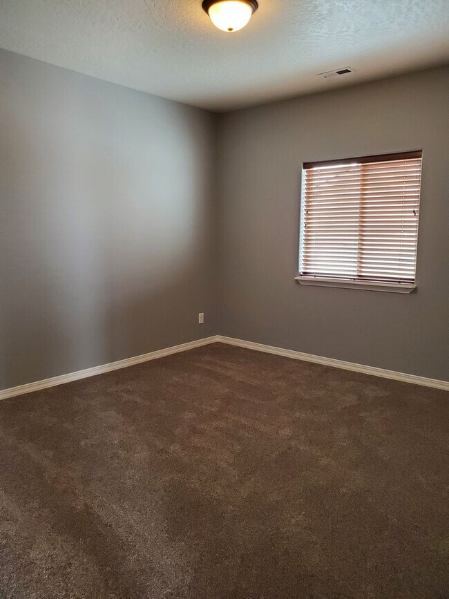 Building Photo - Beautiful 4 bedroom 3 bath home in the Landings!