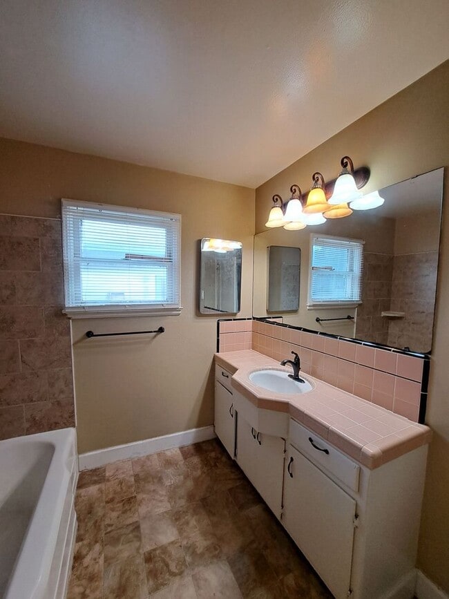 Building Photo - Single-Level 2BR Apartment with Garage in Fresno!