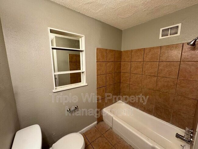 Building Photo - 9609 Winkler Dr