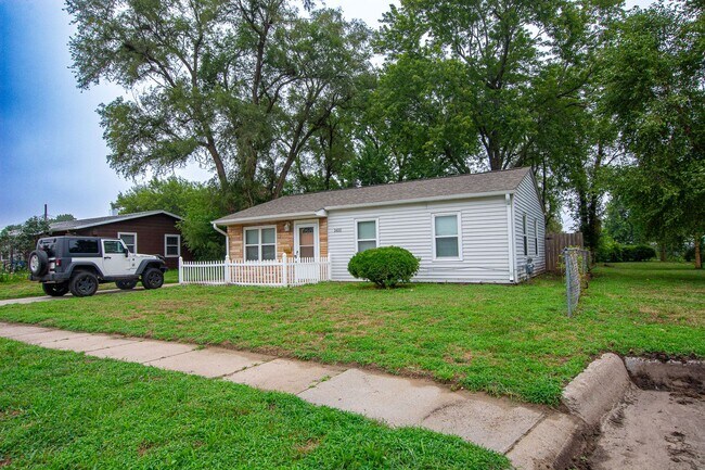 Building Photo - 2 Bedroom / 1.5 Bath Home in Carter Lake!