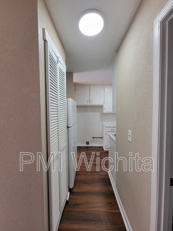 Building Photo - 2557 N Park Pl