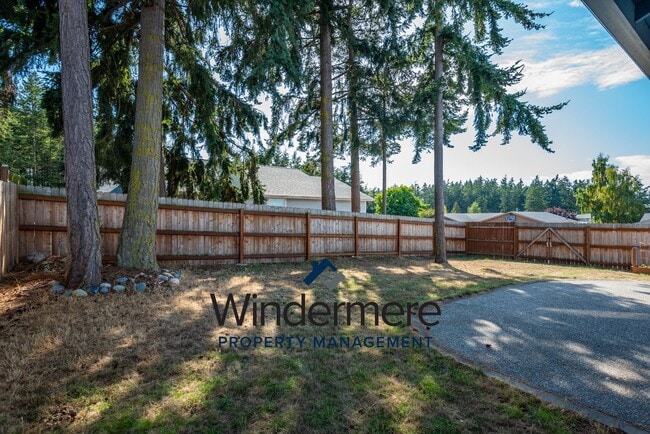 Building Photo - 3 Bedroom/2 Bath with garage home (Pet Neg...