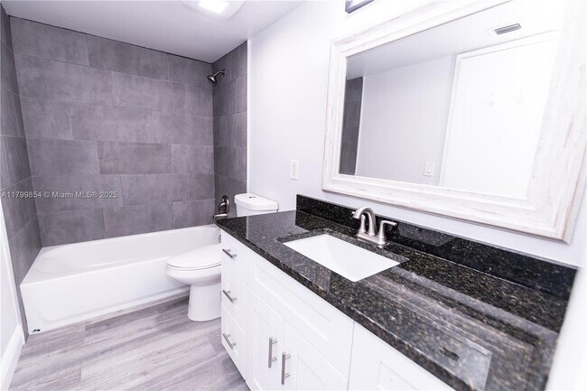 Building Photo - 450 Egret Cir