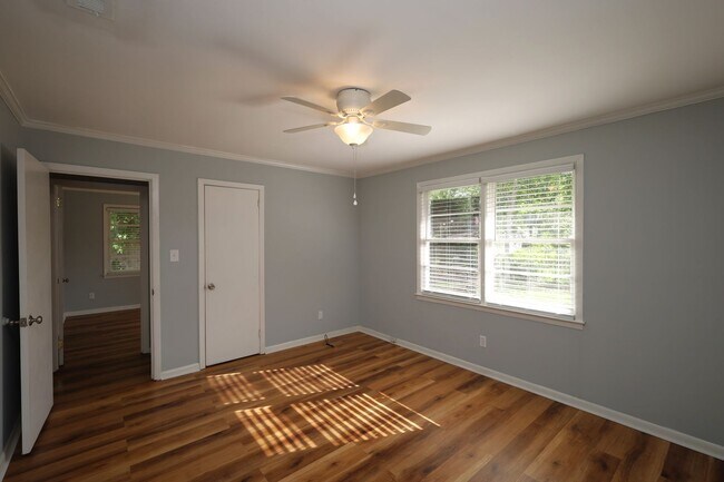 Building Photo - 1709 Azalea Dr