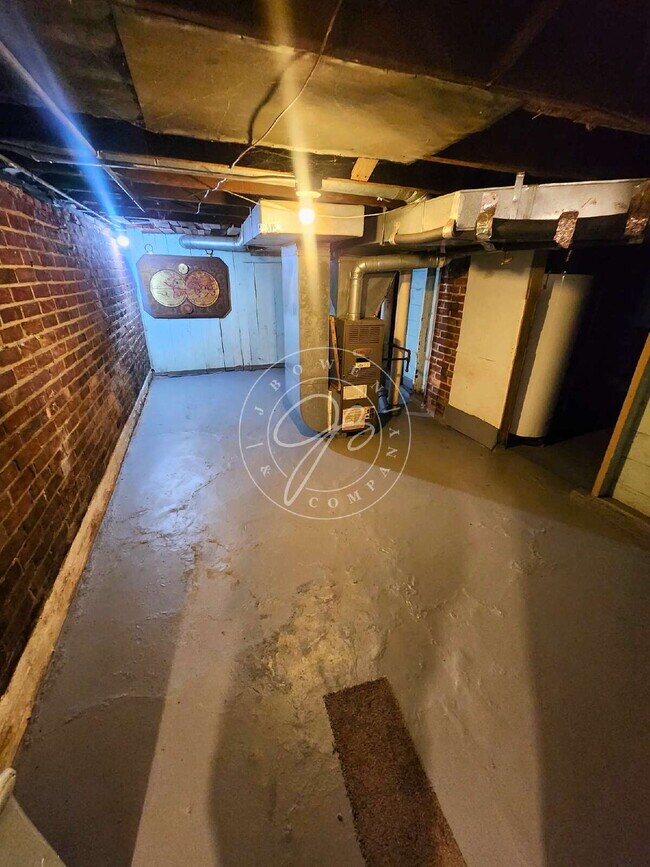 Building Photo - Spacious 3-Bedroom Home with Bonus Room and 1.5 Baths