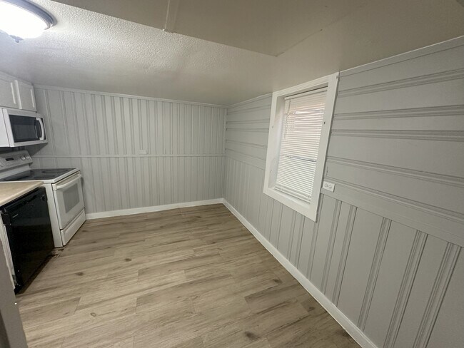 Building Photo - 2025 Emporia St