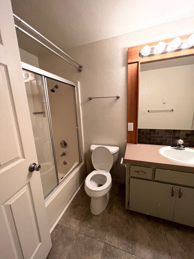 Building Photo - 2 Bedroom Condo in Lake Oswego
