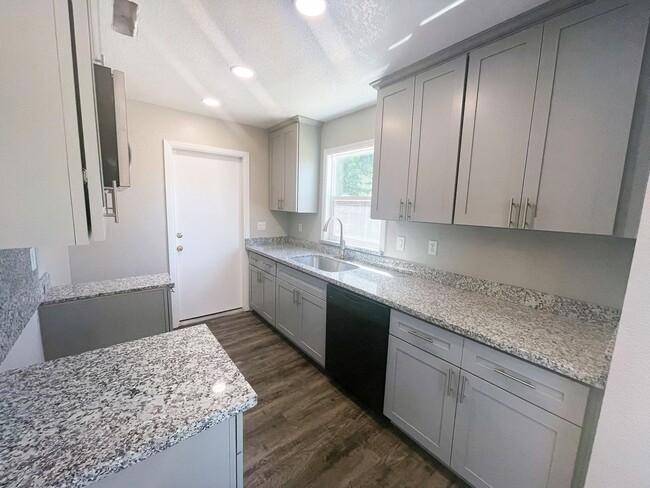 Building Photo - Completely Updated Roseville Townhouse available July 1st