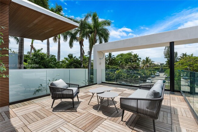 Building Photo - 1369 N Venetian Way