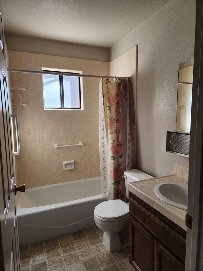 Building Photo - Unit F1 Parowan Condo