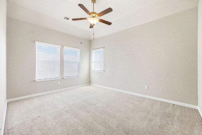 Building Photo - Spacious 4 bed 2.5 bath home available for rent