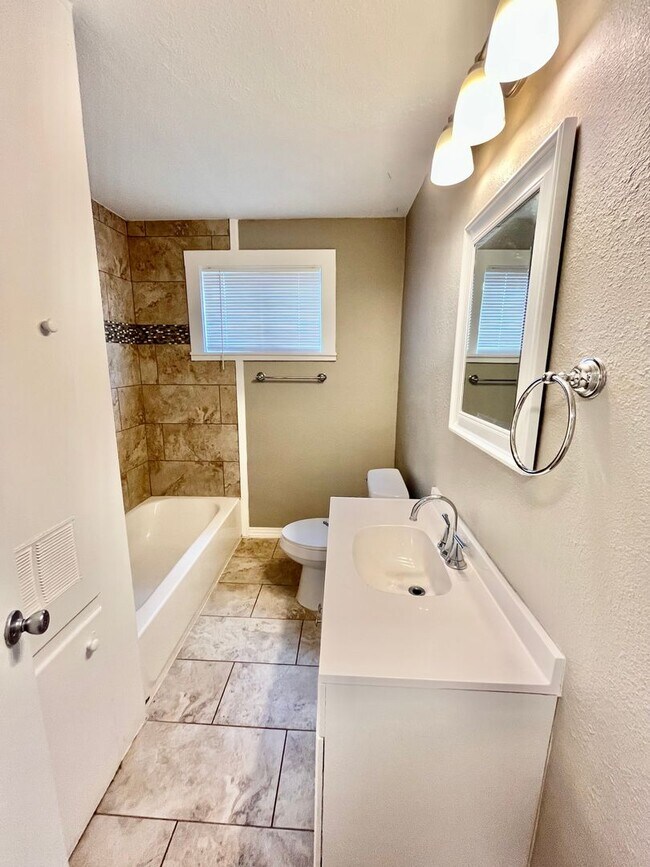 Building Photo - Pre-Leasing - 2 bed 1 bath Close to Tech!