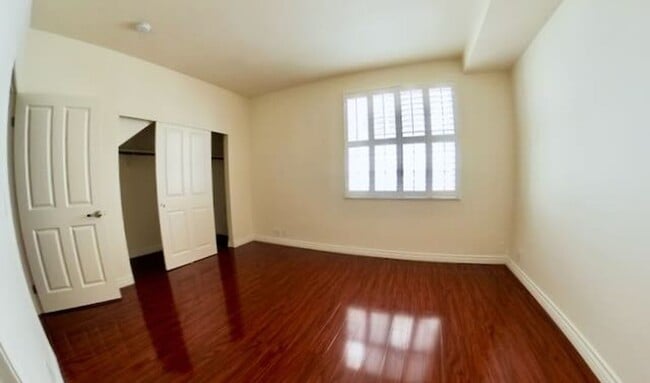 Building Photo - Beautiful 3 Story Townhouse with Roof Deck and Parking in Culver City!