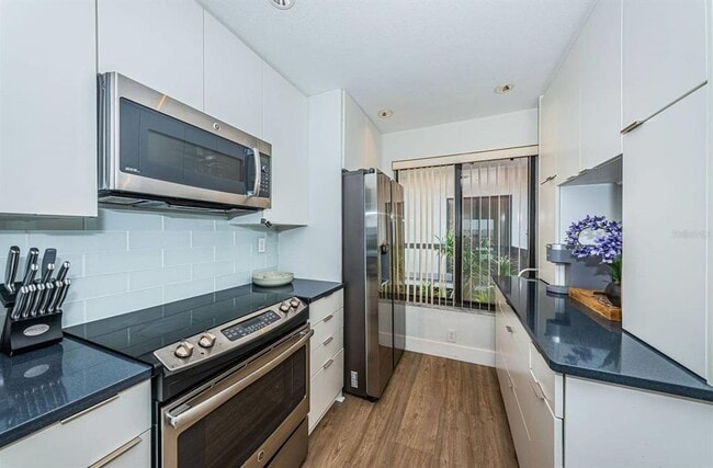 Building Photo - 6365 Bahia Del Mar Blvd S