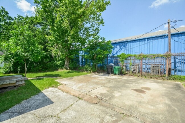 Building Photo - 3013 Brackenridge St