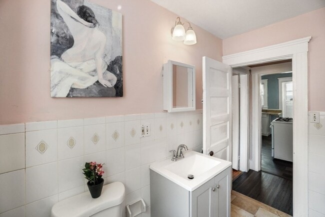 Building Photo - 318 Concord St