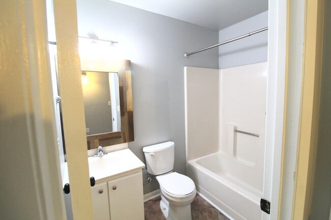 Building Photo - 1320 Bradley Dr