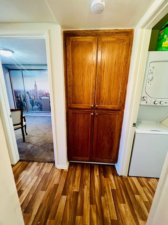 Building Photo - Inviting Gated Community Townhome—Jess Ran...