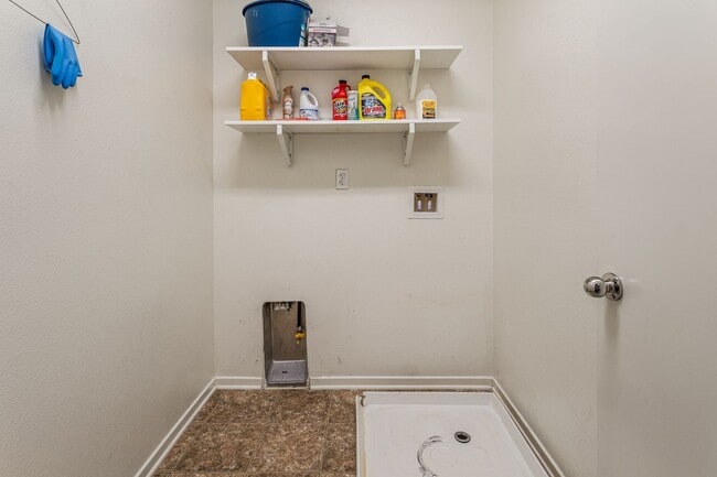 Building Photo - Beautiful 4 Bed 3.5 Bath Home in Great School District!! Located in Montecito.