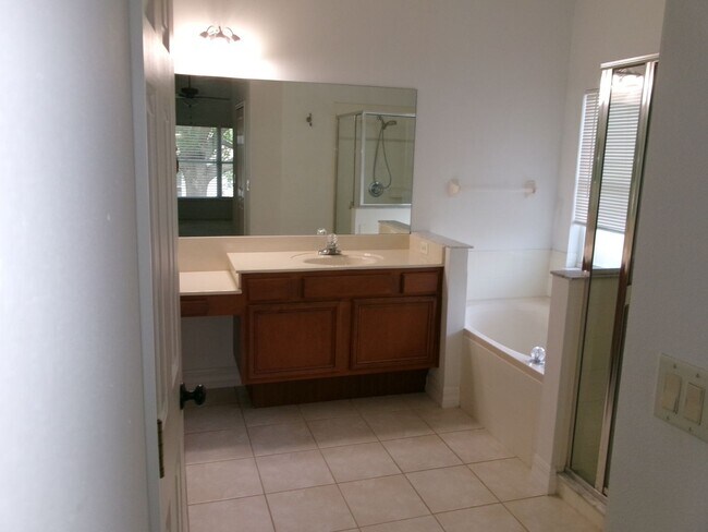 Building Photo - 12415 Lake Valley Dr