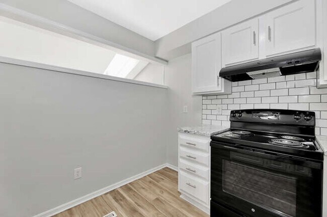 Building Photo - 2025-2027 N. Rosewood Ct.