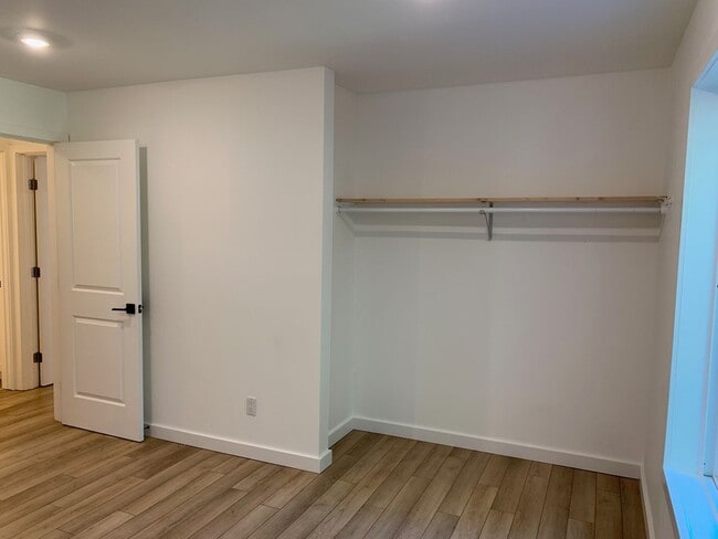 Building Photo - Beautiful Lakefront 2 Bed 1.75 Bath Condo ...