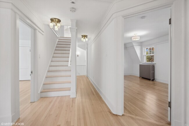 Building Photo - 619 Forest Ave