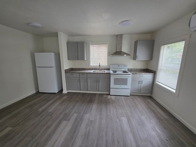 Building Photo - 2 bed 1 bath home close to town.