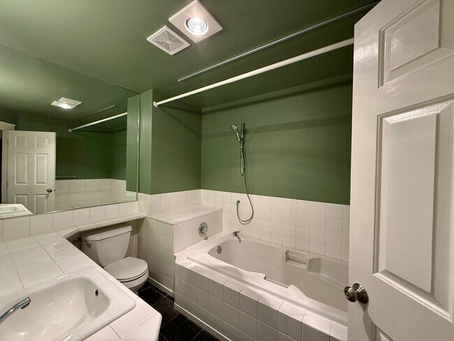 Building Photo - 1629 Queen Anne Ave N